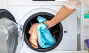 Conservare i panni puliti in un luogo asciutto e ben ventilato per prevenire la crescita di muffe o batteri