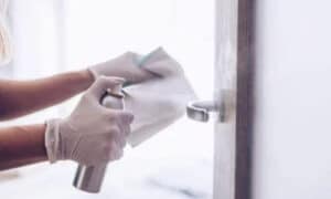 La gestione pratica della disinfezione è essenziale per garantire ambienti sicuri e prevenire la diffusione di malattie infettive