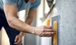 Problemi come assestamenti, fessurazioni, piccoli buchi o superfici attaccate da muffe a causa di escursioni termiche richiederanno una valutazione attenta da parte di un imbianchino esperto