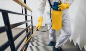 Verificare regolarmente le attrezzature di disinfezione e i dispositivi di protezione