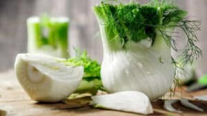 L'acqua è essenziale per lo sviluppo delle piante e per evitare che funghi dannosi possano compromettere la salute del finocchio