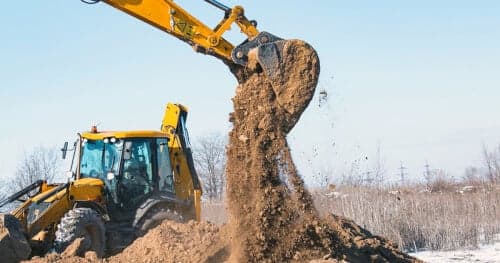 Assicurarsi che durante il movimento della macchina per movimento terra , le attrezzature di scavo si trovino ad un altezza dal terreno che assicuri una buona visibilità