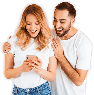 una ragazza e un ragazzo guardano il cellulare