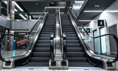 Ci sono accessori e attrezzature specifiche progettate per la pulizia delle scale mobili
