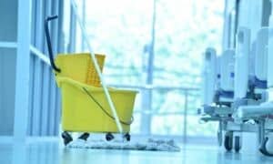 Grazie a un design ergonomico e ruote robuste, questi carrelli consentono al personale addetto alle pulizie di spostarsi agevolmente da un'area all'altra