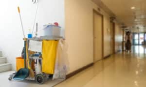 I carrelli per le pulizie sono strumenti articolati e complessi, essenziali per le pulizie industriali