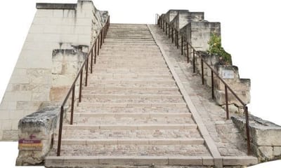La prima fase nella pulizia delle scale in pietra è rimuovere la polvere e lo sporco superficiale
