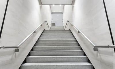 La pulizia adeguata delle scale in cemento è essenziale per mantenere l'aspetto pulito e professionale dell'edificio