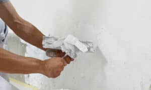 La rasatura, quando abbinata a stucchi, cornici, centri, capitelli di gesso e altre decorazioni, rientra nelle capacità di un bravo e esperto imbianchino