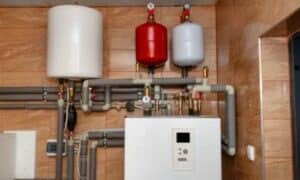 L'acqua viene introdotta nel generatore e riscaldata attraverso una fonte energetica