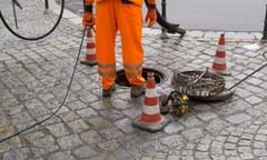 Macchinari specializzati, tra cui pompe ad alta pressione, idrovacuo e attrezzature per l'ispezione video delle condotte