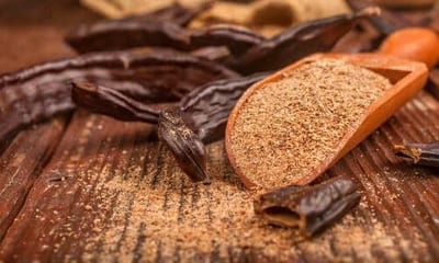 Nel passato, i carrubi secchi venivano macinati e trasformati in una polvere fina utilizzata come sostituto del cacao o dello zucchero nelle preparazioni culinarie