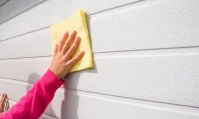 Pulisci tutte le superfici del garage, inclusi pavimenti, pareti e scaffali
