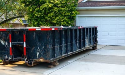 Una volta che hai svuotato il garage, è il momento di affrontare il disordine e rimuovere tutto ciò che non è più necessario