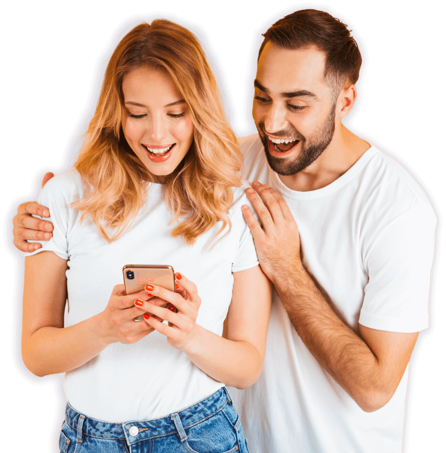 una ragazza e un ragazzo guardano il cellulare